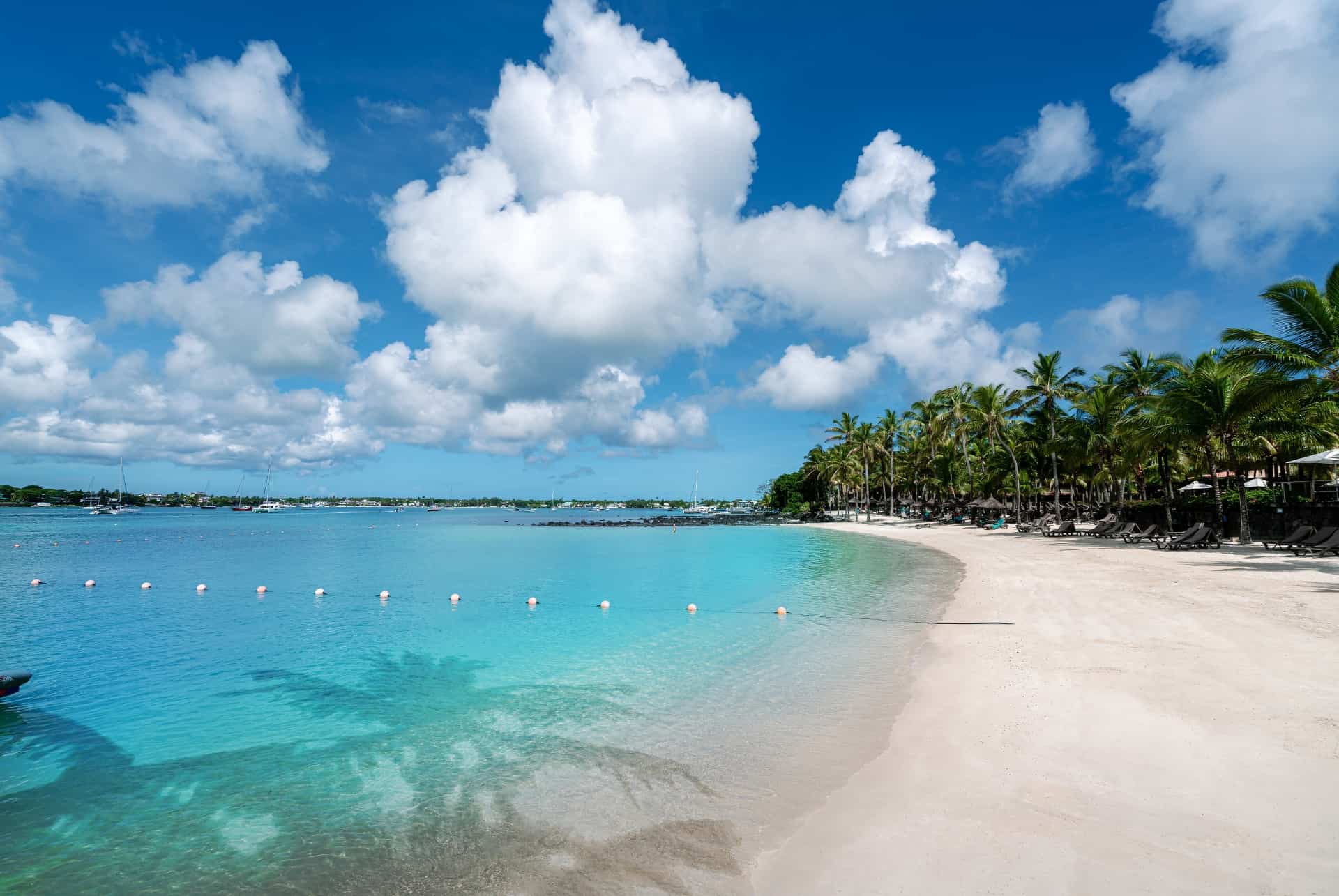 plage grand baie ile maurice avec des enfants