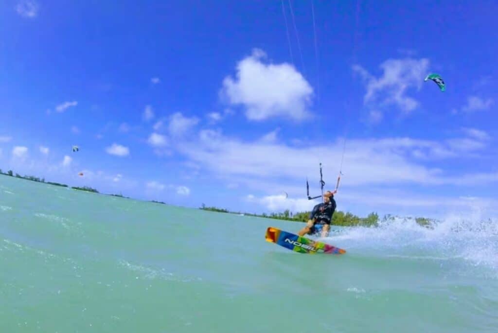 Cours privé de kitesurf sur la plage d’Anse la Raie à Cap Malheureux