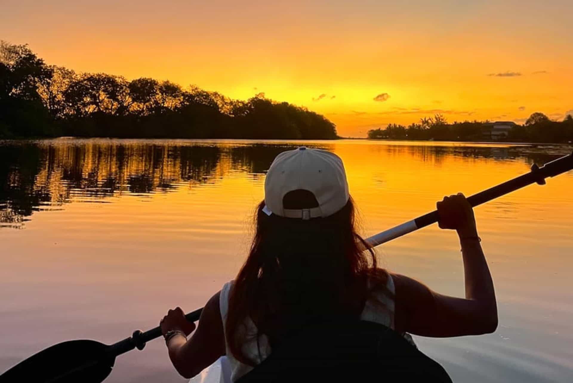 canoe kayak au coucher du soleil a maurice en juin