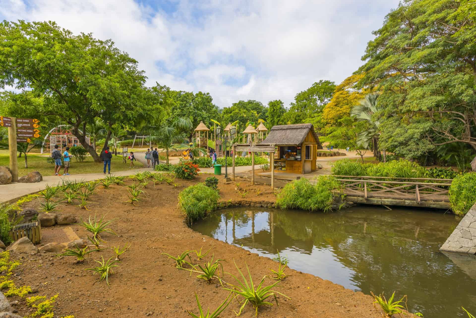zone avec attractions au parc casela